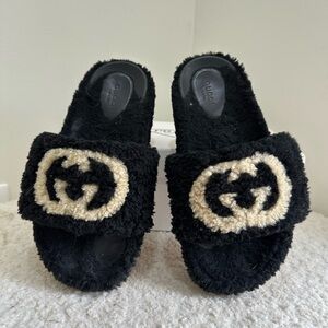 Gucci Black and Cream Shearling Logo Slides. Size 38